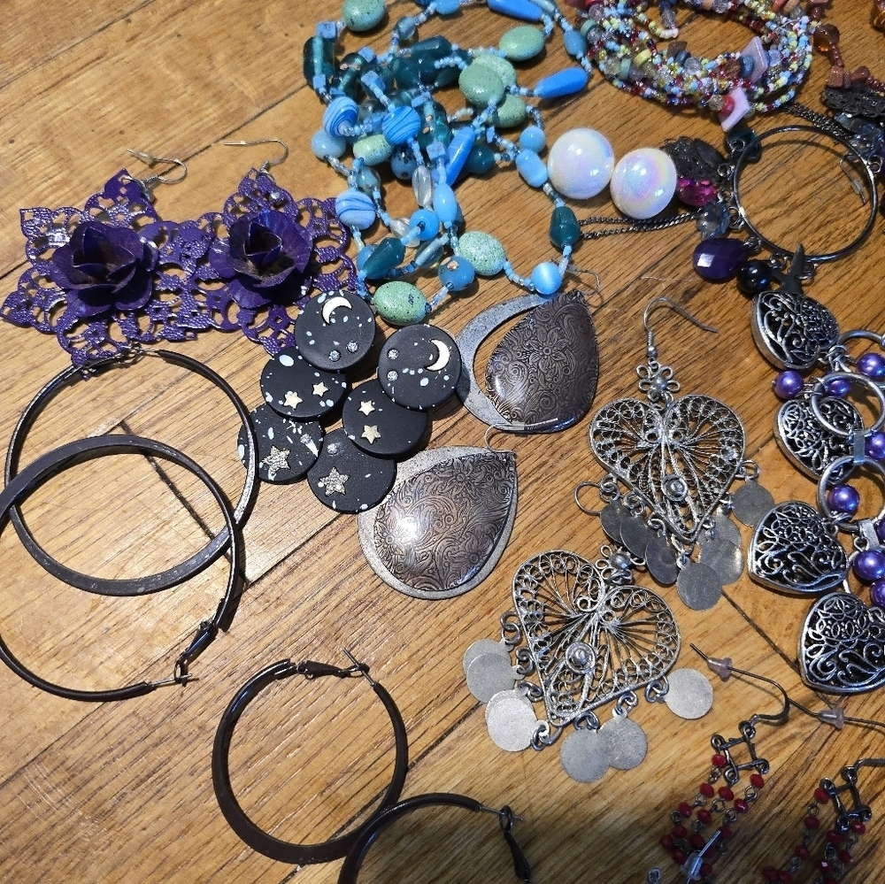 Vintage To Now Jewelry Lot Costume Estate Find Needs Cleaned. Mixed - Picture 6 of 13